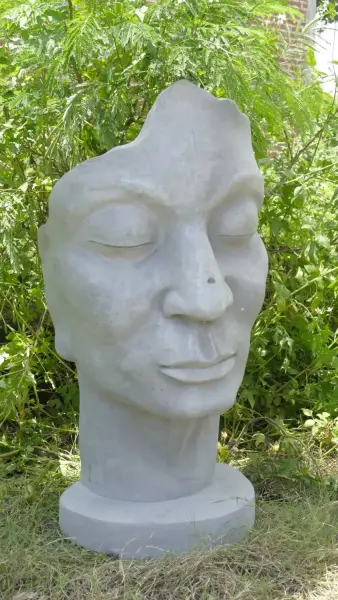 Artikelbild 2 des Artikels “Aras - Gesicht nach rechts schauend, 120 cm H | Steinguss “